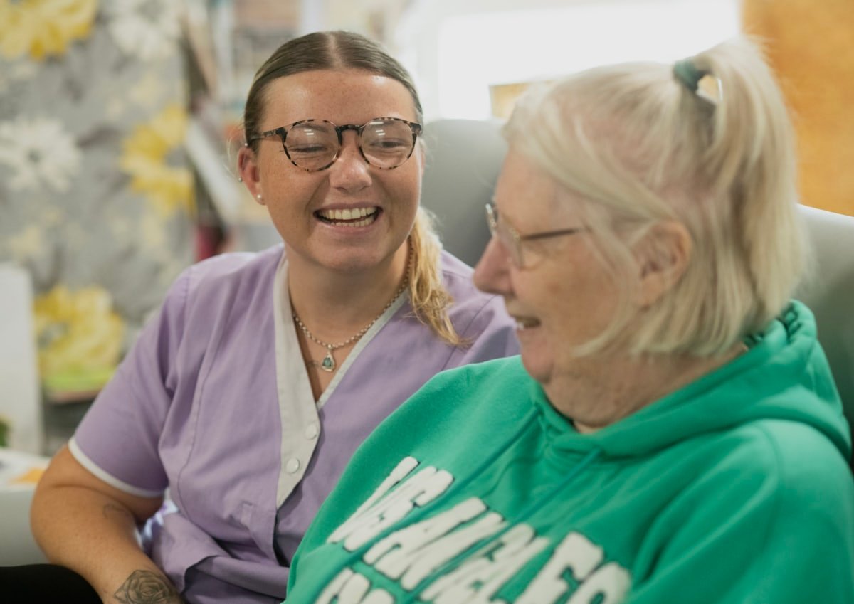 Deux femmes échangent en souriant