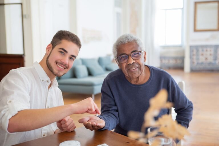 Un proche aidant, ami ou membre de la famille, accompagne une personne âgée à son domicile
