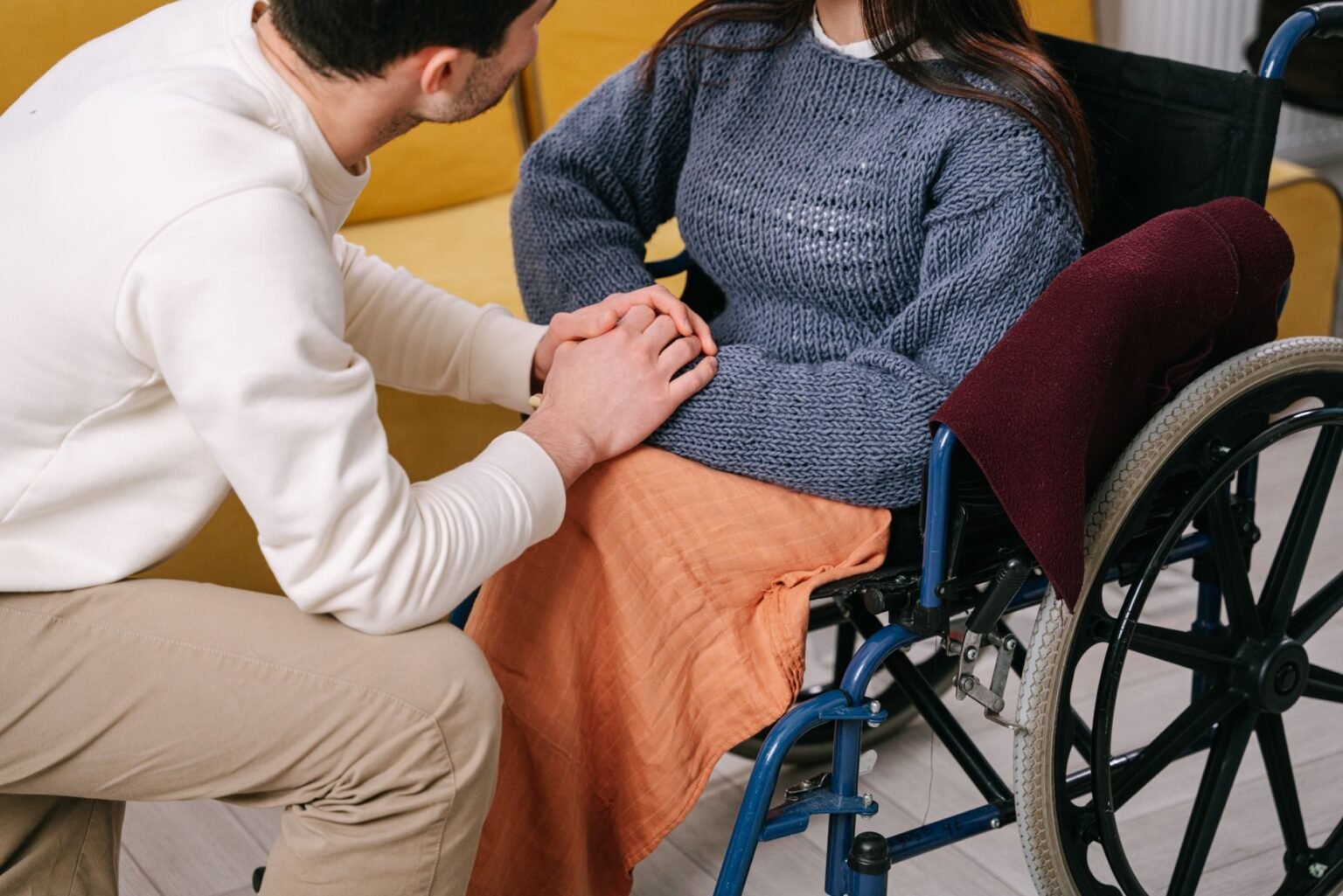 Un homme aide une femme en perte d'autonomie, incarnant le role de salarie proche aidant