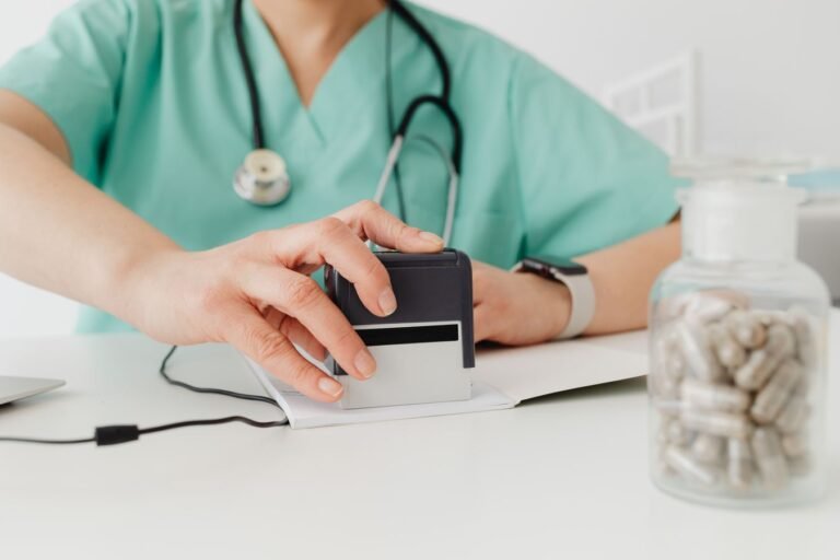 Médecin en tenue médicale tamponnant une ordonnance de soins infirmiers sur un bureau