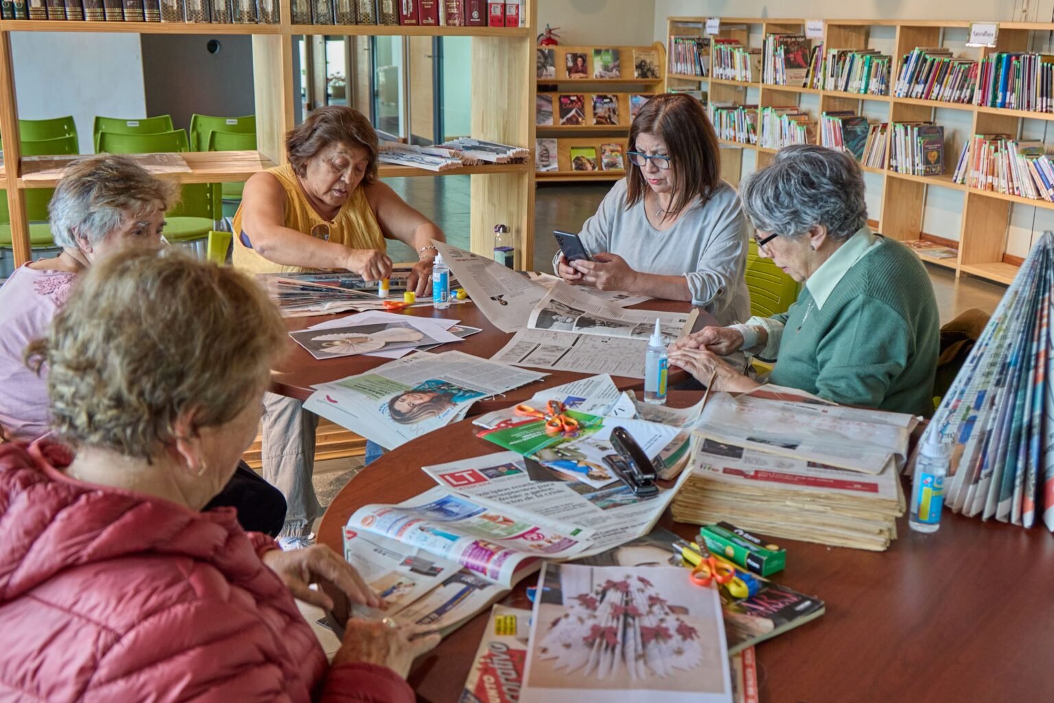 Un groupe de personnes âgées participant ensemble à une activité créative en accueil de jour